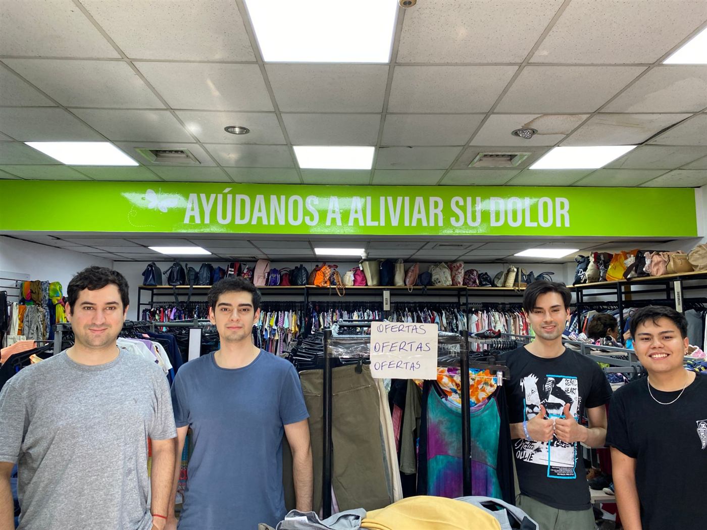 Practicantes en una tienda solidaria de Fundación Debra